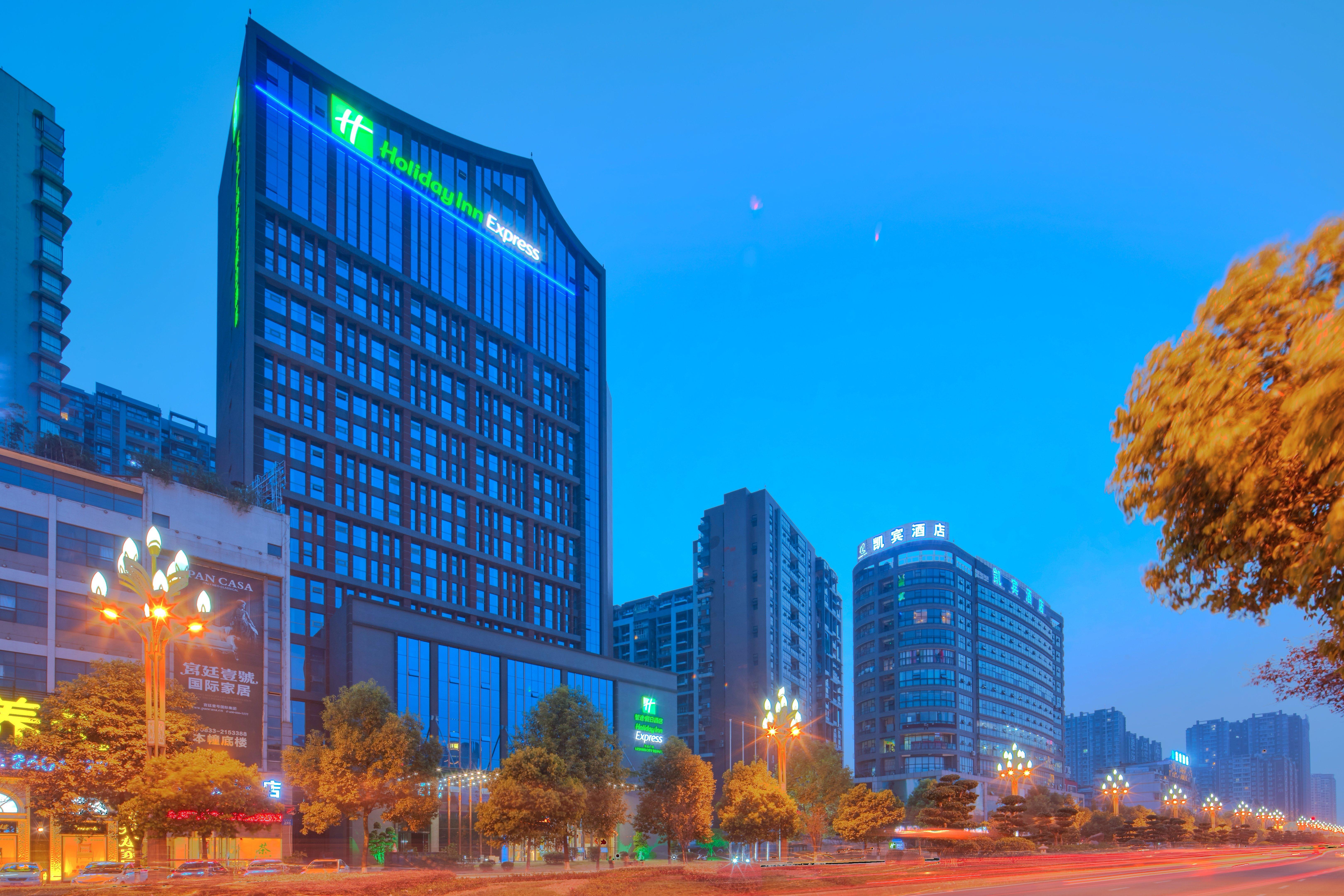 Holiday Inn Express Leshan City Square By Ihg High Speed Rail And Leshan Giant Buddha Exterior foto